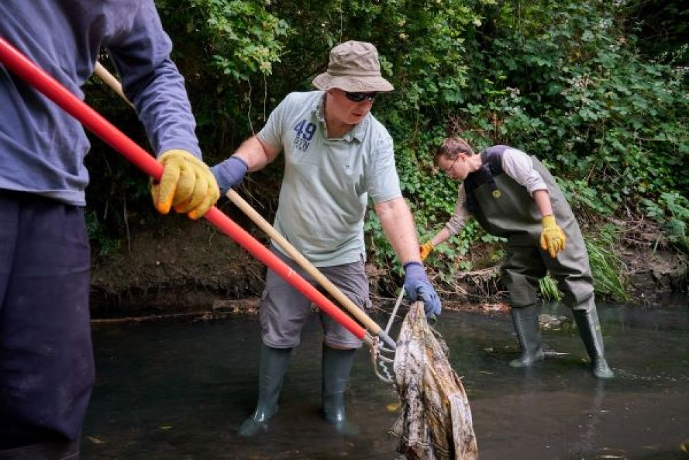 Volunteers river clean up volunteers