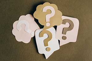 Question marks on speech bubbles