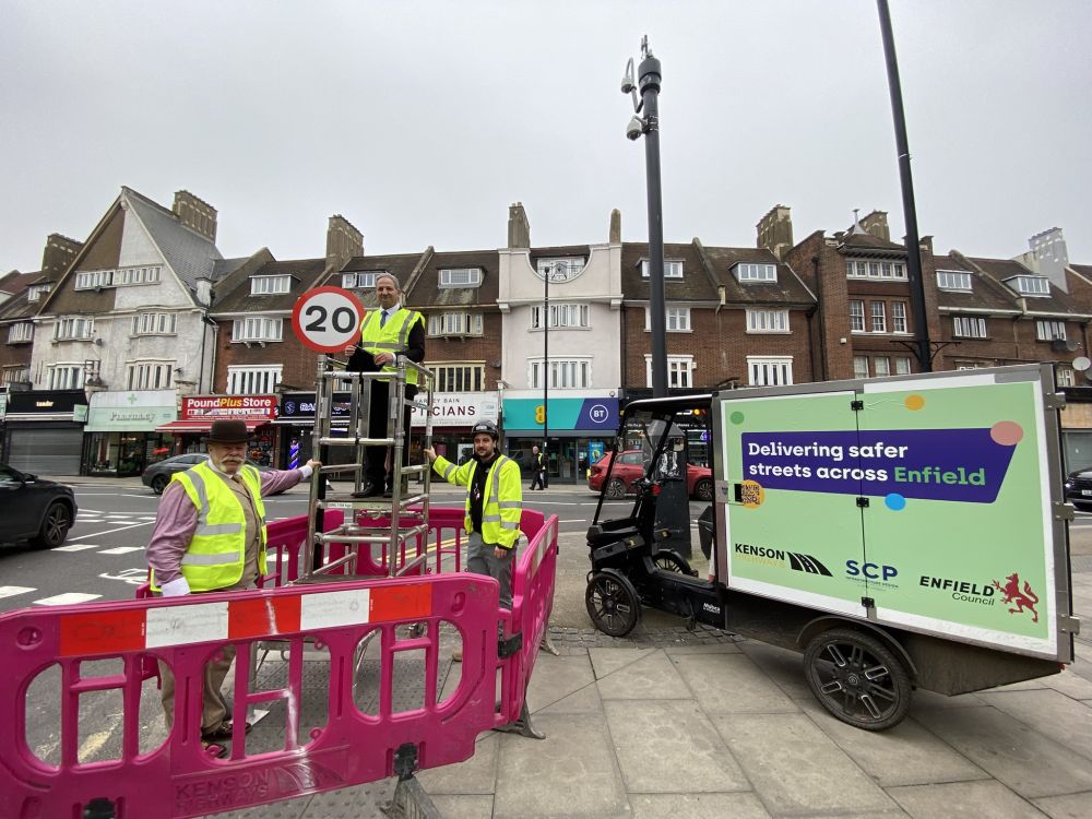 Cllr Sabri Ozaydin installs a new 20mph sign in Palmers Green.