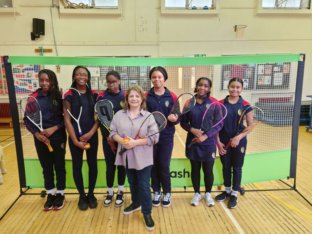 Cllr Alev Cazimoglu and St Anne's pupils 